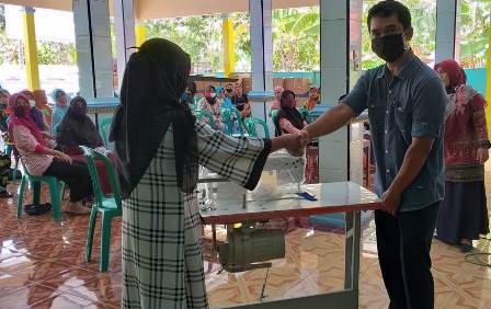 PENYERAHAN BANTUAN MESIN JAHIT